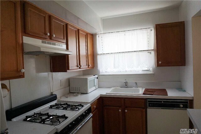 Foto del edificio - 73 Rocky Point Yaphank Rd