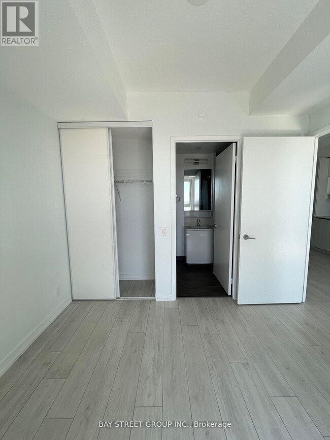 Photo du bâtiment - 950-2950 Portage Pkwy