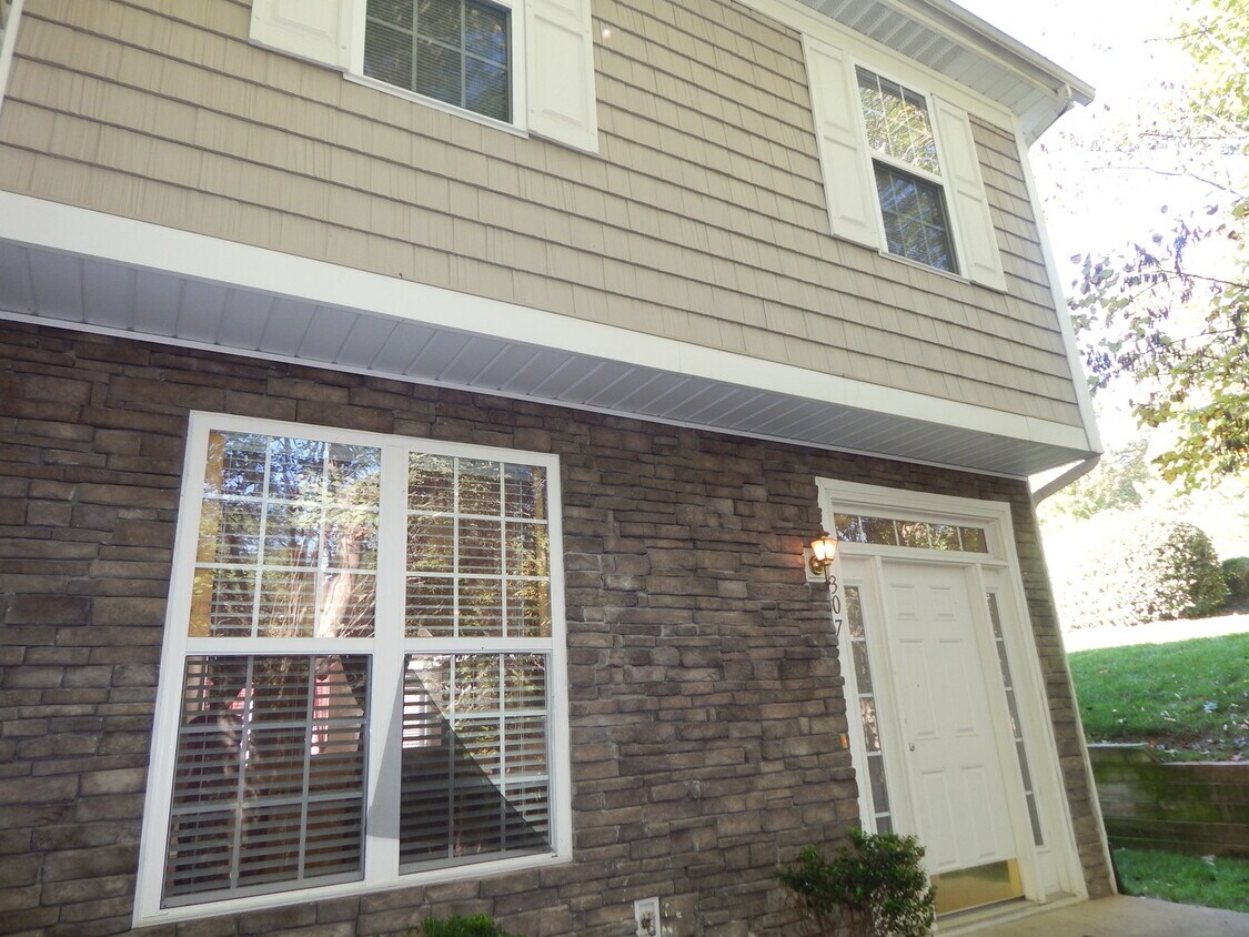 Primary Photo - 307 Alabarda Ln