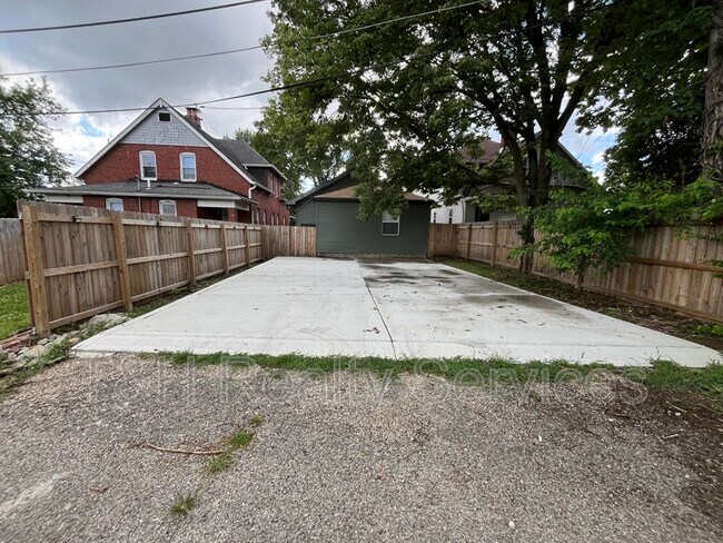 Building Photo - 1831 Olive St