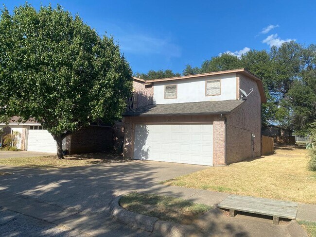 Building Photo - 1704 Willow Ln