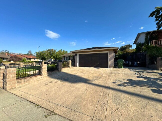 Foto del edificio - Large Evergreen Home with Solar & Community Pool