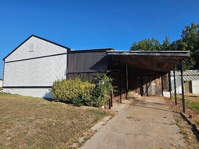 Building Photo - 319 S Ash St