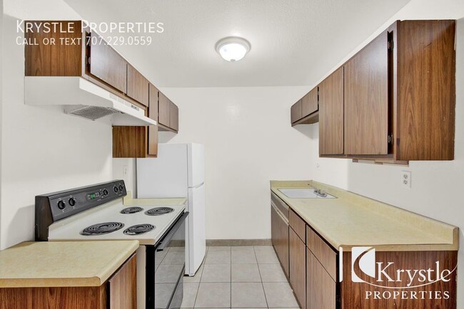 Building Photo - Nice 1 bdrm apt with off-street parking an...