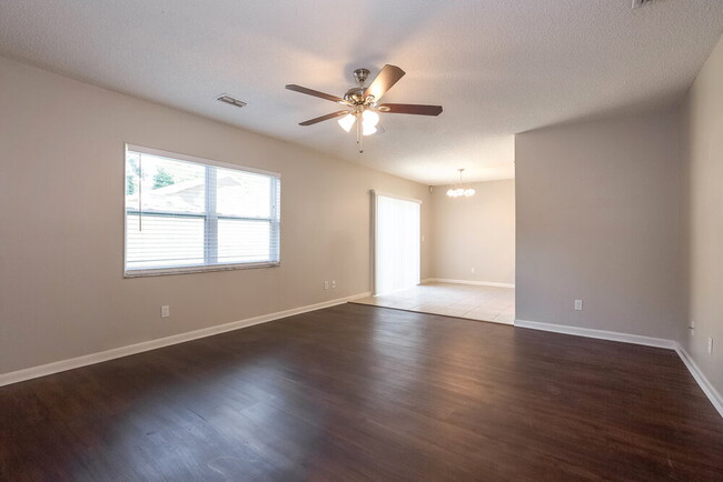 Foto del edificio - 318 Regal Park Dr