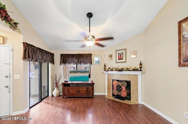 Foto del edificio - 3801 Crown Point Rd