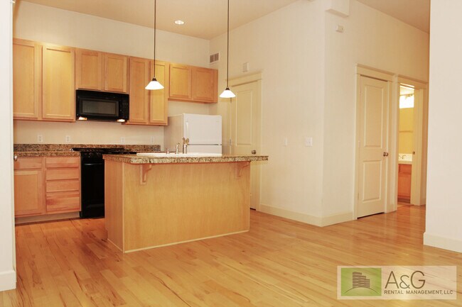 Foto del edificio - Charming 1-Bedroom Condo with Garage in Prime Goose Hollow Location