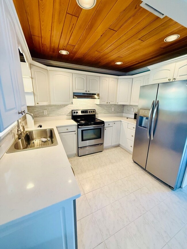 Building Photo - 3/2/1 Rocky Point Home w/Fenced Backyard &...