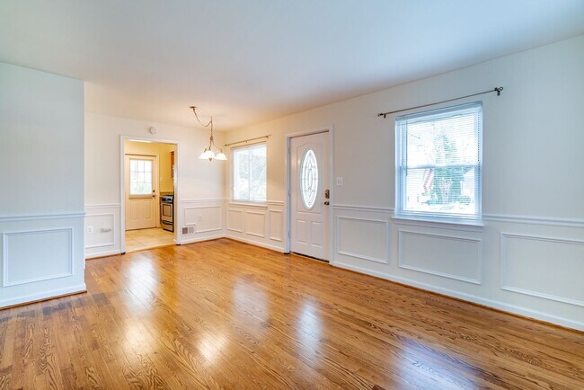 Foto del edificio - Lovely and Updated 4 Bedroom 2 Bath Cape C...