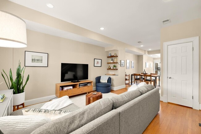 Building Photo - 407 Delafield Pl NW