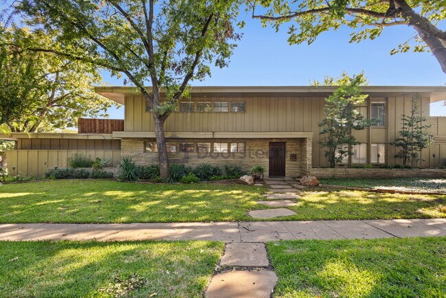Building Photo - 701 Monticello Dr