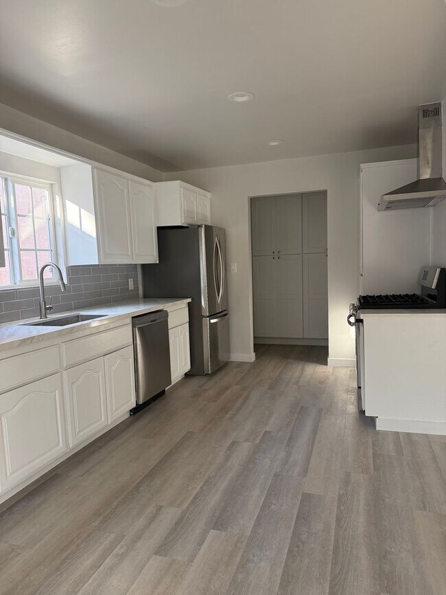 Foto del edificio - COMPLETELY REMODELED 3 BEDROOM 2 BATH HOUSE