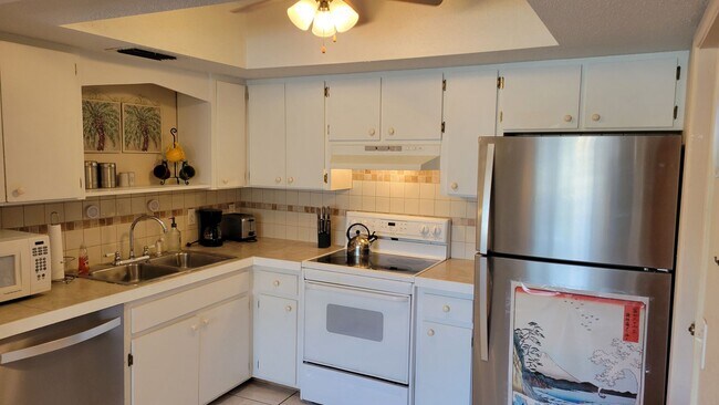 Building Photo - Annual furnished optional 2/1 condo Island...