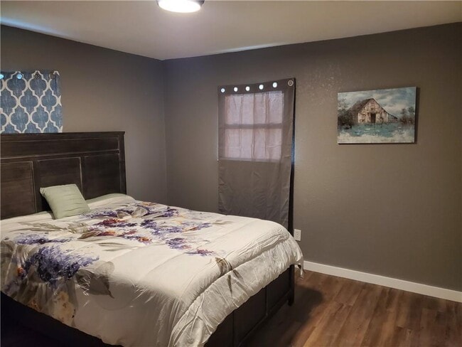 Building Photo - 722 S Oak Hill St