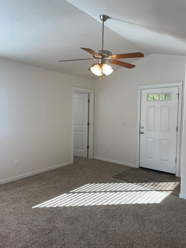 Foto del edificio - 2 bed 1 bath + Bonus Room Duplex in Northeast Salem!