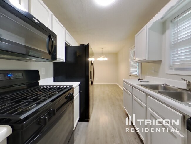 Building Photo - 547 Nottingham Dr