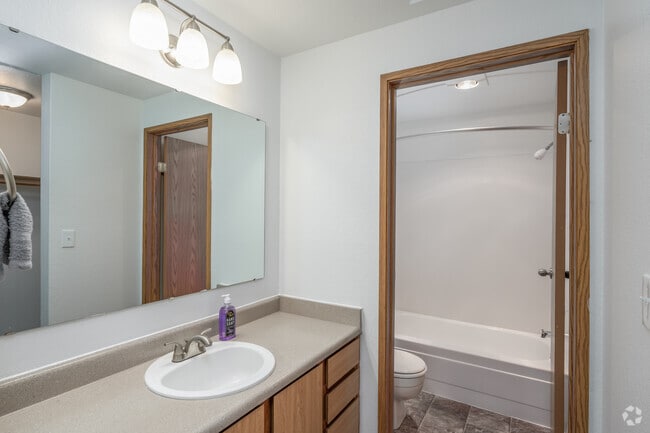 2BR, 2BA - 924SF - Bathroom - Trailside