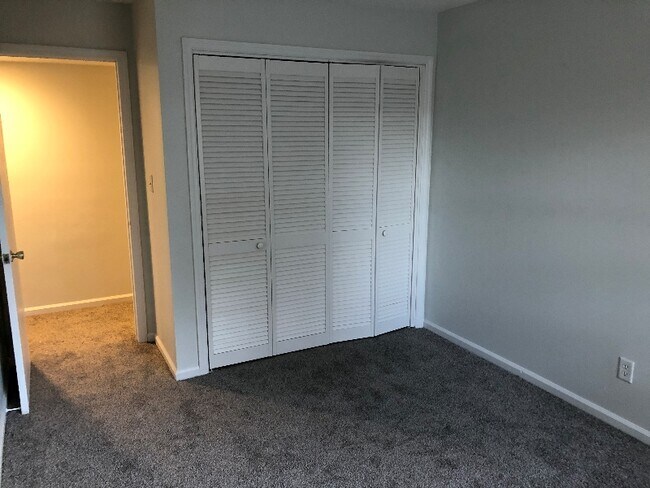 Building Photo - 1050 Eve Dr