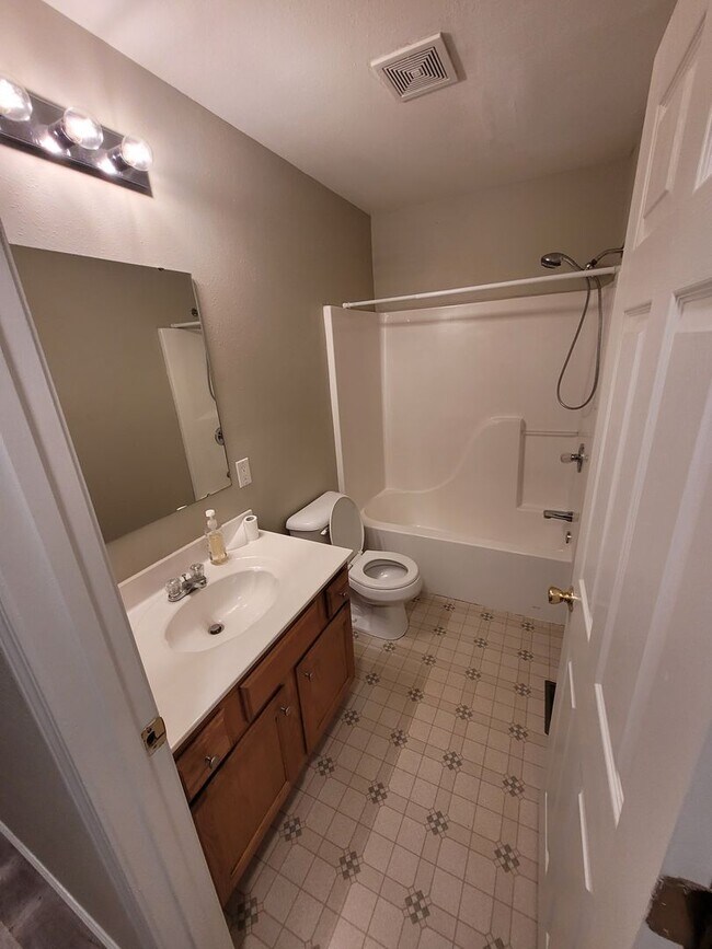 Foto del edificio - 416 Shade Tree Ln