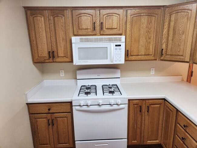 Foto del edificio - 933 Breezewood Cir