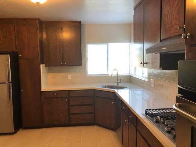 Updated kitchen w/Quartz counters & all new appliances - 1510 Nadina St