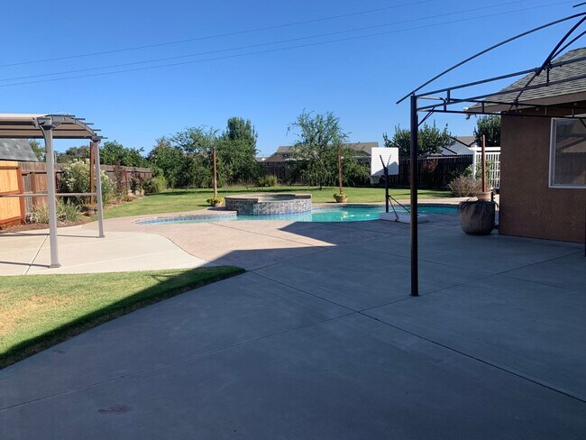 Foto del edificio - Beautiful 3 BR 2 BA with pool and spa avai...