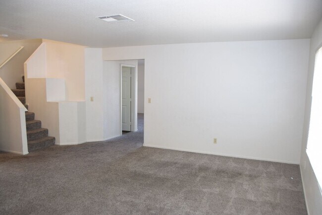 Foto del edificio - NORTHWEST - 2 STORY HOME - 4 BEDROOMS