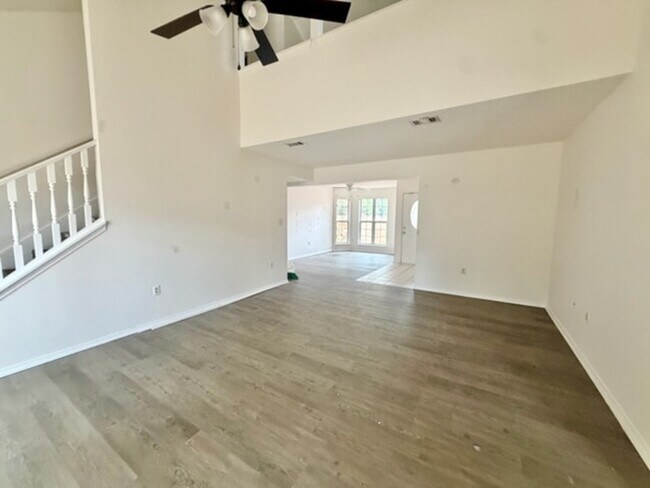 Building Photo - 963 Claeven Cir