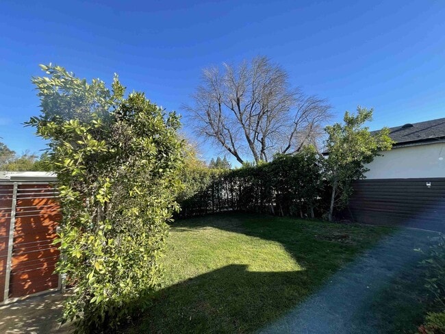 Building Photo - UPGRADED SMART HOME IN PRESTIGIOUS ENCINO VILLAGE!