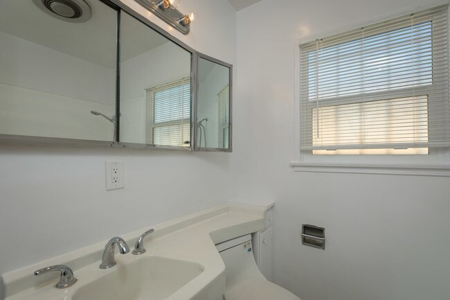 Foto del edificio - 5920 S Fairfax Ave