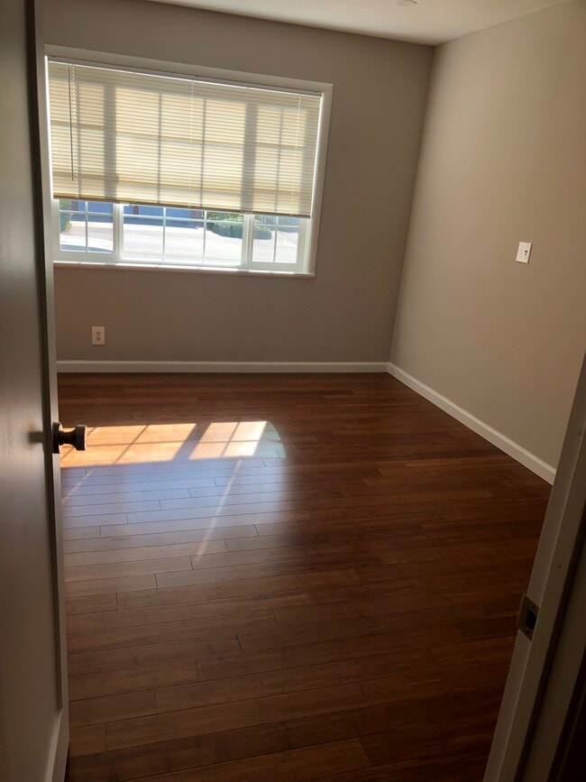 Building Photo - 401 15th Ave