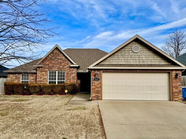 Foto del edificio - 4 BEDROOM 2 FULL BATHROOM HOME LOCATED IN ...