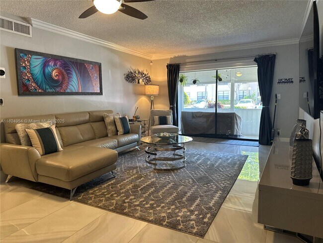 Foto del edificio - 9845 Pineapple Tree Dr