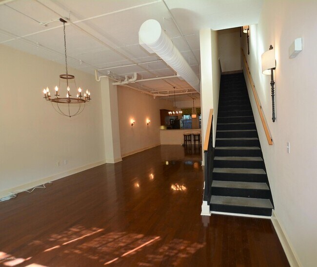 Building Photo - 1661 Riverside Avenue Unit 107