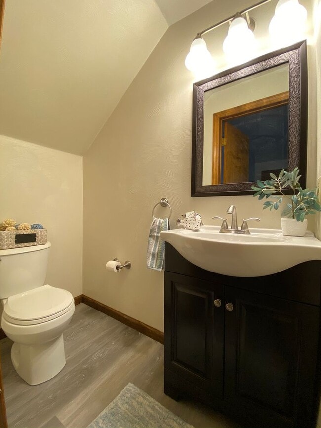 Building Photo - Spectacular 2 BR / 1.5 BR Townhouse in Lat...