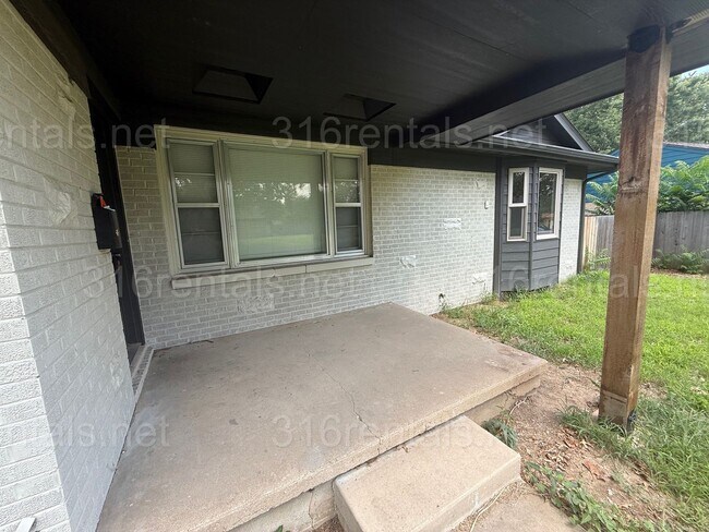 Building Photo - $1400 - 3 bedroom / 1 bathroom - Single Fa...