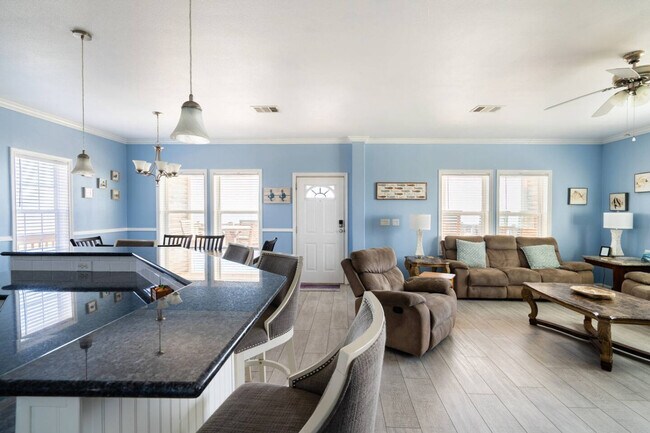 Building Photo - 975 Dolly St