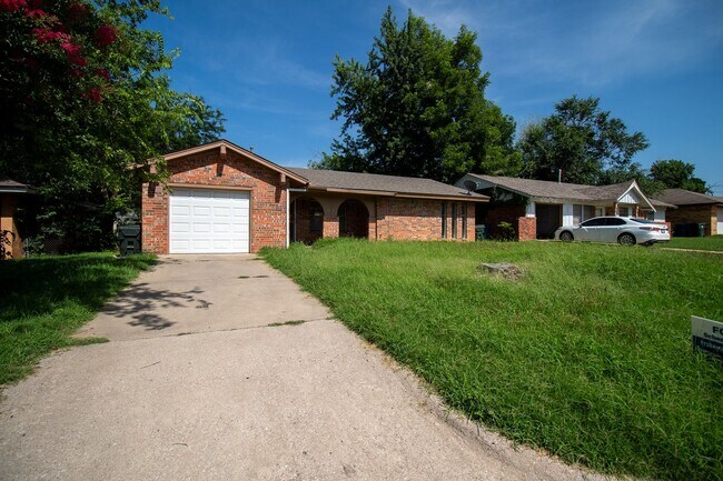 Building Photo - 3 Bed 1 Bath in Midwest City! Half off on ...