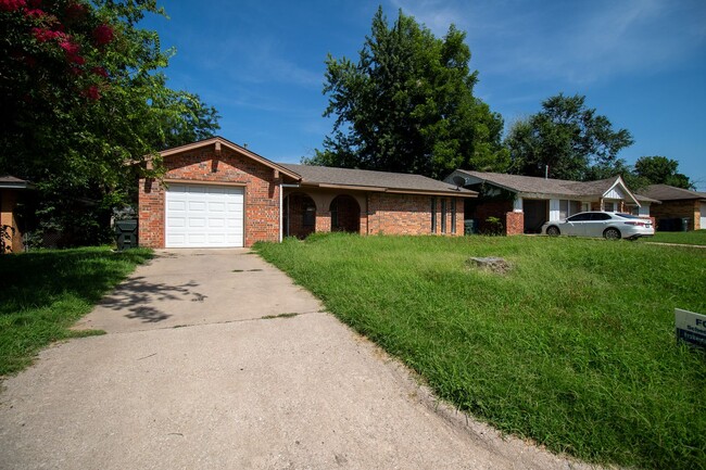 Photo - 3 Bed 1 Bath in Midwest City! Half off on ... House