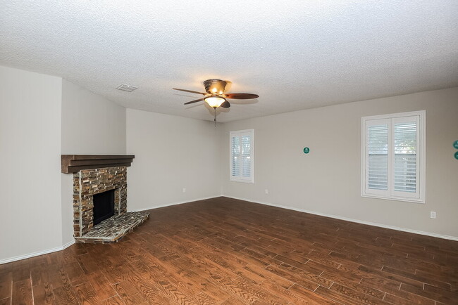 Building Photo - 8705 Stonebriar Ln