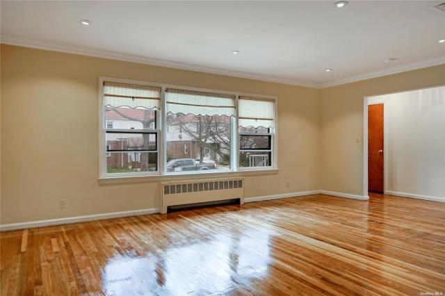 Foto del edificio - 3 bedroom in Hollis Hills NY 11427