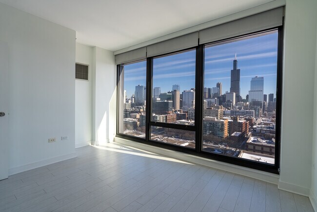 Building Photo - 1035 W Van Buren St