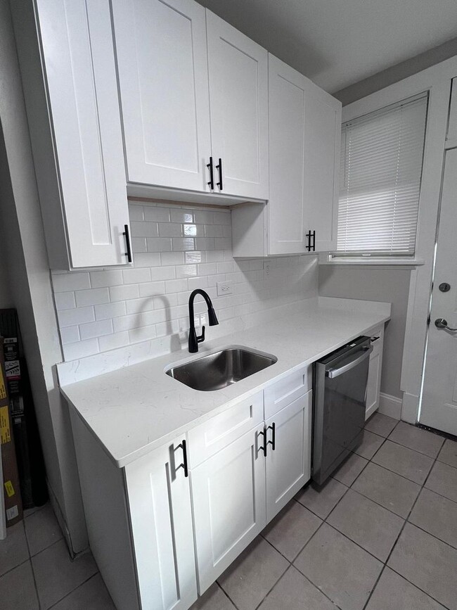 Foto del edificio - Large newly renovated 2 bedroom condo