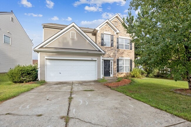 Building Photo - Spacious 4 bedroom, 2.5 bath Home Coming A...