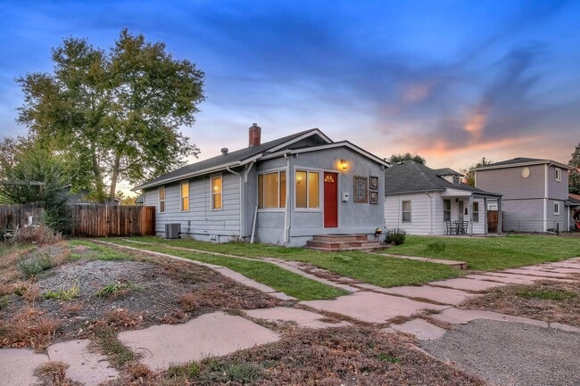 Foto del edificio - Charming 1924 Bungalow! 3 bedrooms and 1 b...