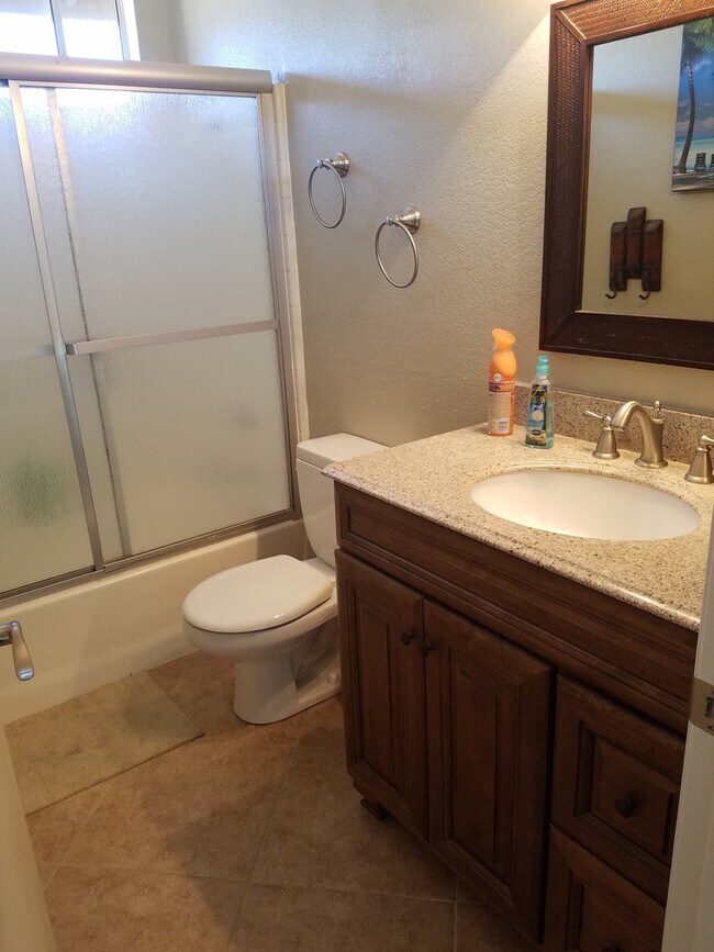 Building Photo - 4 bedroom 2.5 bath + Office Home in beauti...