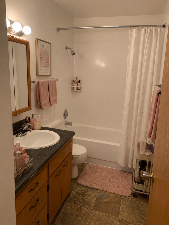 Foto del edificio - Pssst: This One Comes with FREE WiFi, 1 FREE Month of Rent, & It's Only Minutes Walk From CWU!