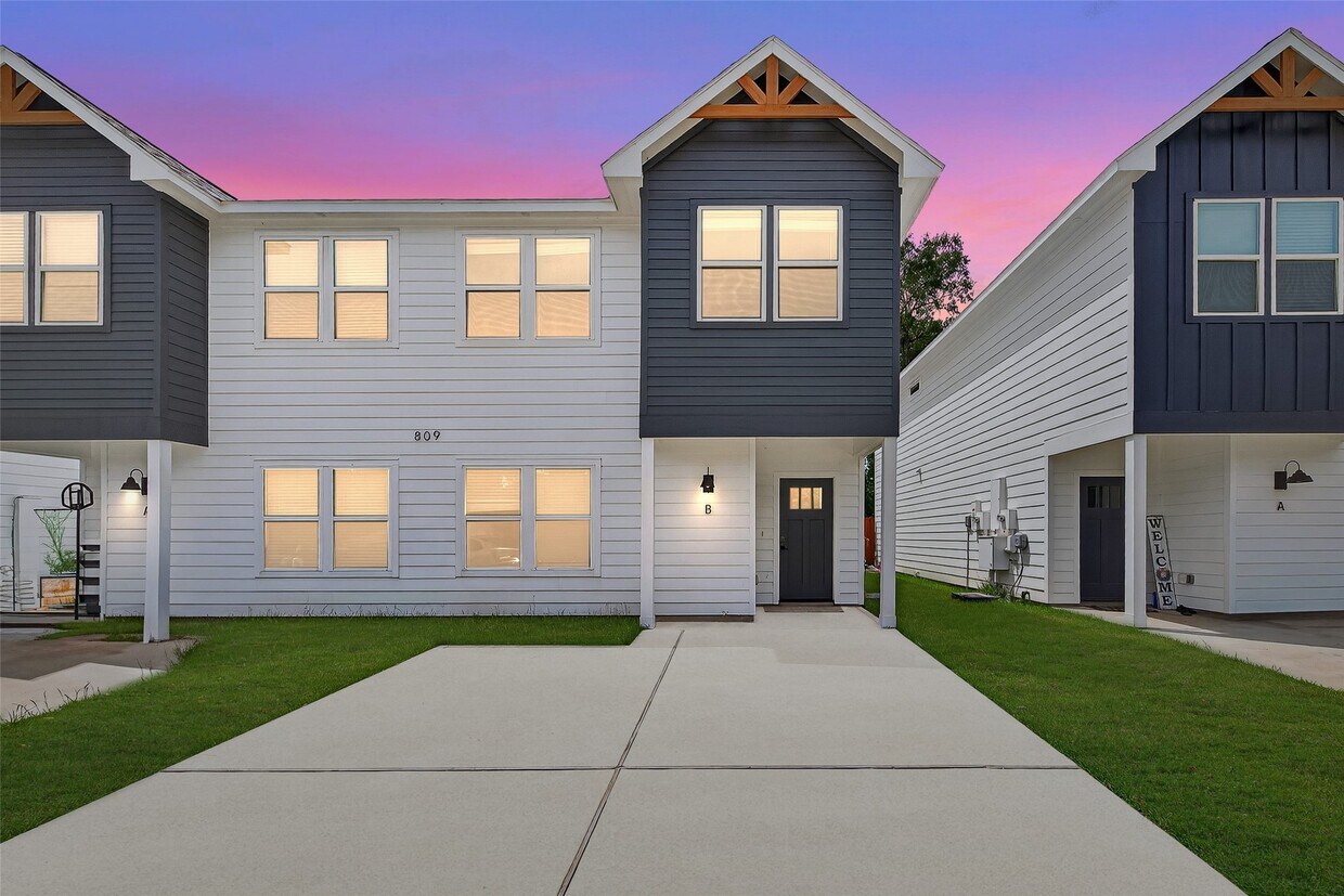 Foto principal - 809 Avenue J Pl