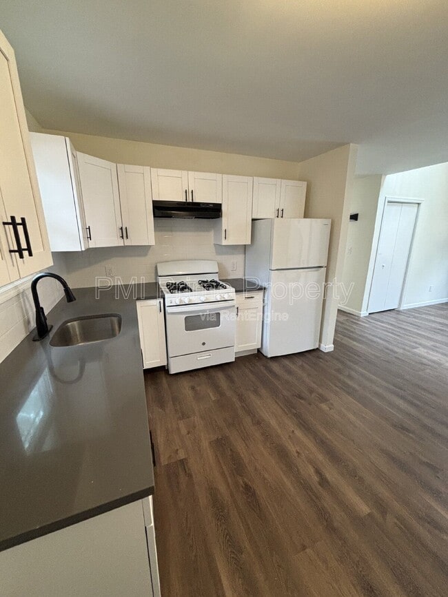 Foto del edificio - 887 Edwards Rd