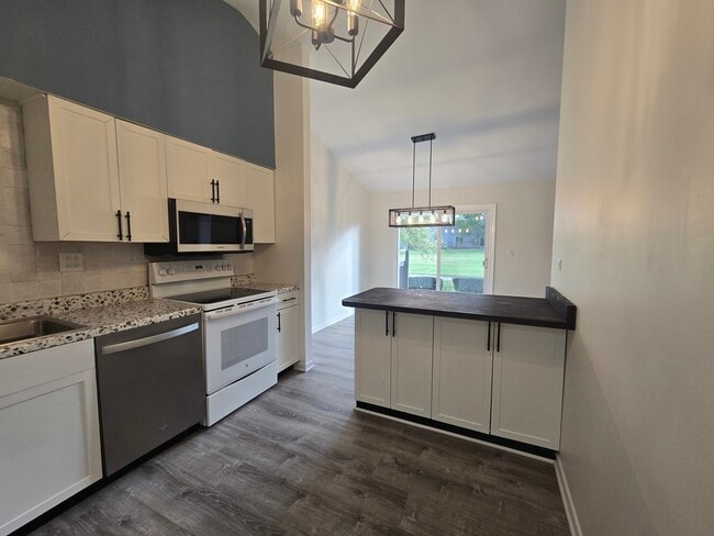 Building Photo - 39875 N Golf Ln